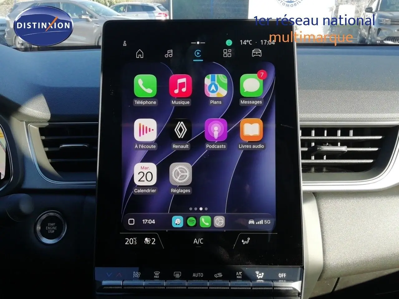 Vue rapprochée de l’écran tactile central du Renault Captur E-Tech 2026, affichant l’interface multimédia colorée.