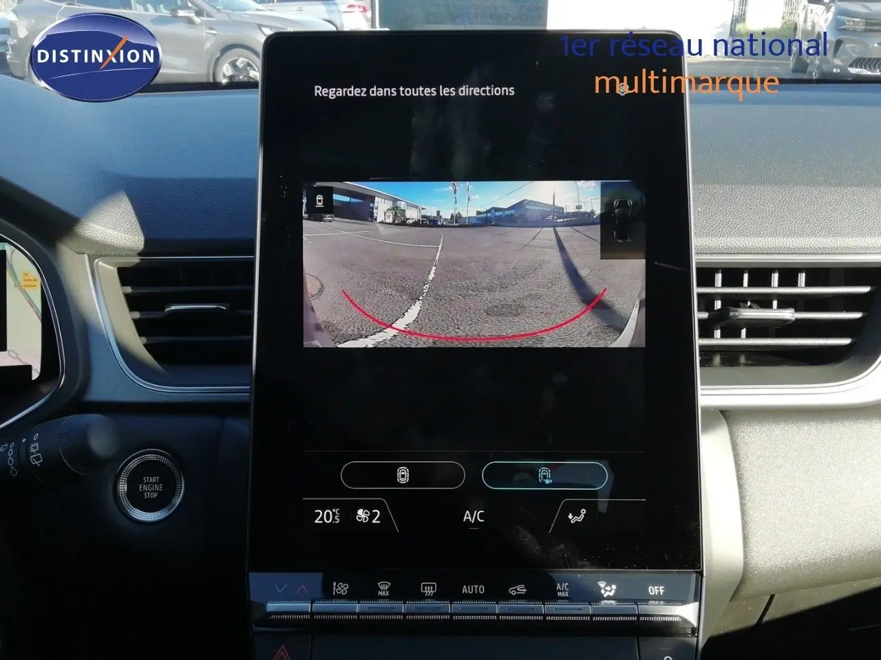 Vue intérieure centrée sur l’écran tactile affichant la caméra de recul du Renault Captur noir étoile métal.
