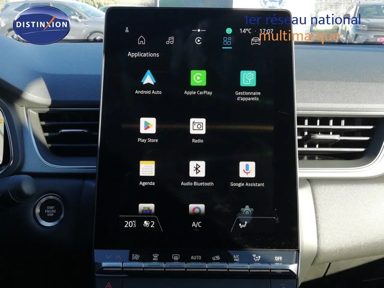 Vue rapprochée de l’écran tactile central du Renault Captur noir étoile métal 2026, affichant les applications connectées.