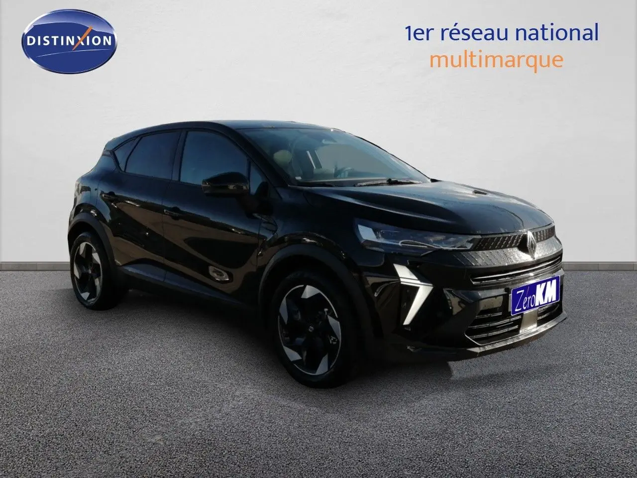 Renault Captur E-Tech hybride noir étoile métal en 3/4 avant droit, avec jantes biton et feux LED distinctifs.