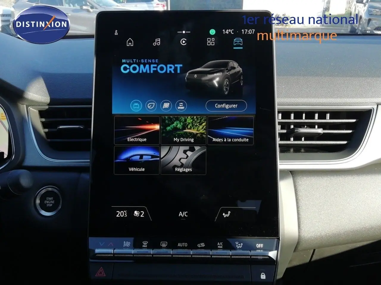 Écran tactile central du tableau de bord du Renault Captur E-Tech noir étoile métal, affichant le mode Confort.