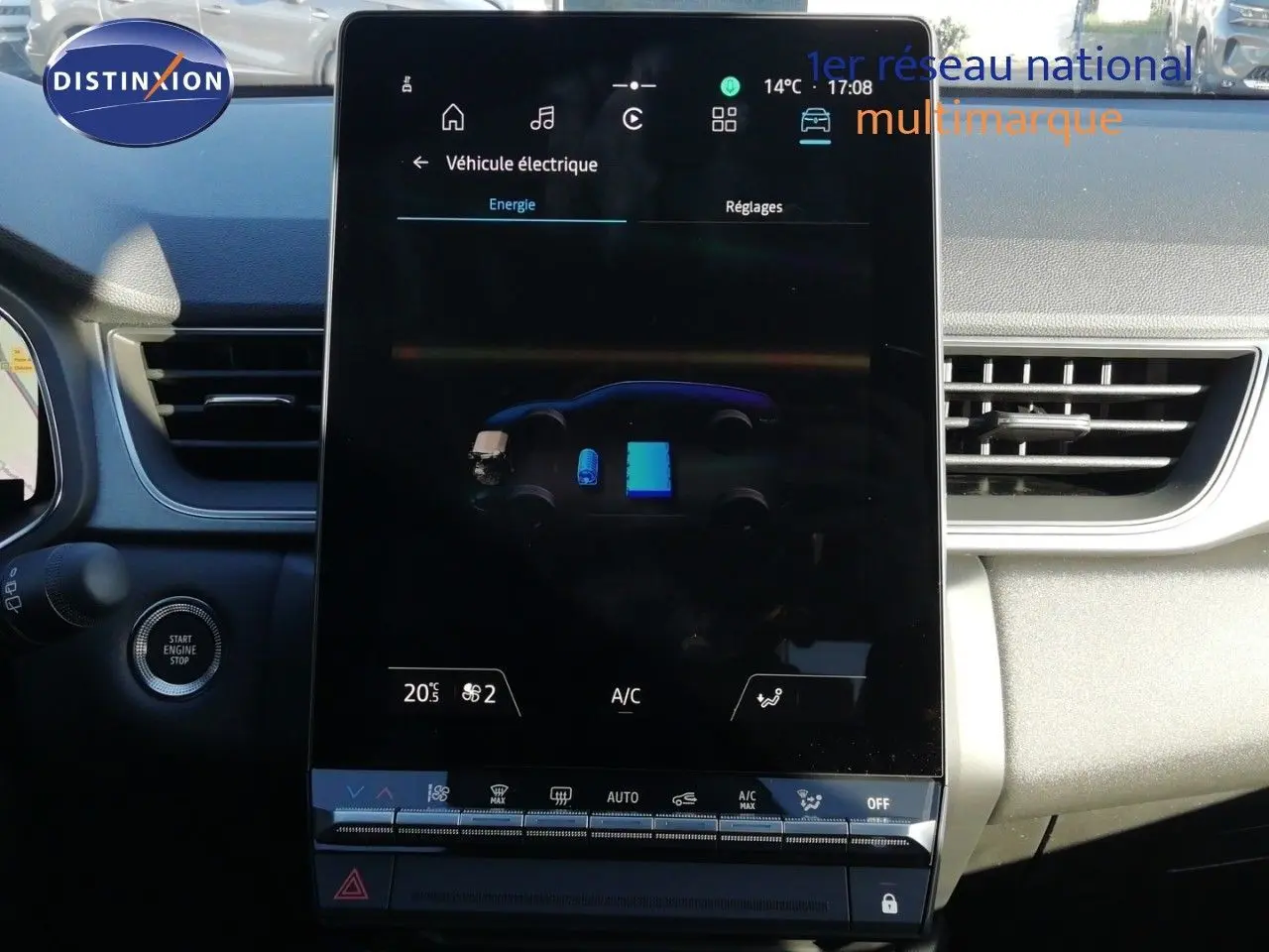 Vue intérieure centrée sur l'écran tactile du tableau de bord du Renault Captur noir étoile métal, affichant les réglages énergie.
