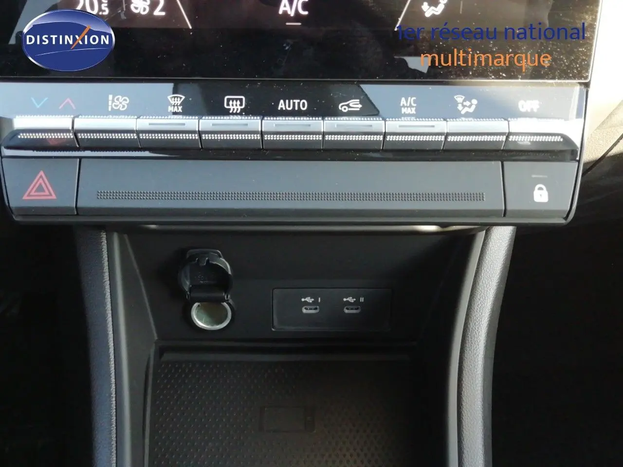 Vue rapprochée de la console centrale du Renault Captur noir étoile métal 2026, avec commandes climatisation et ports USB visibles.
