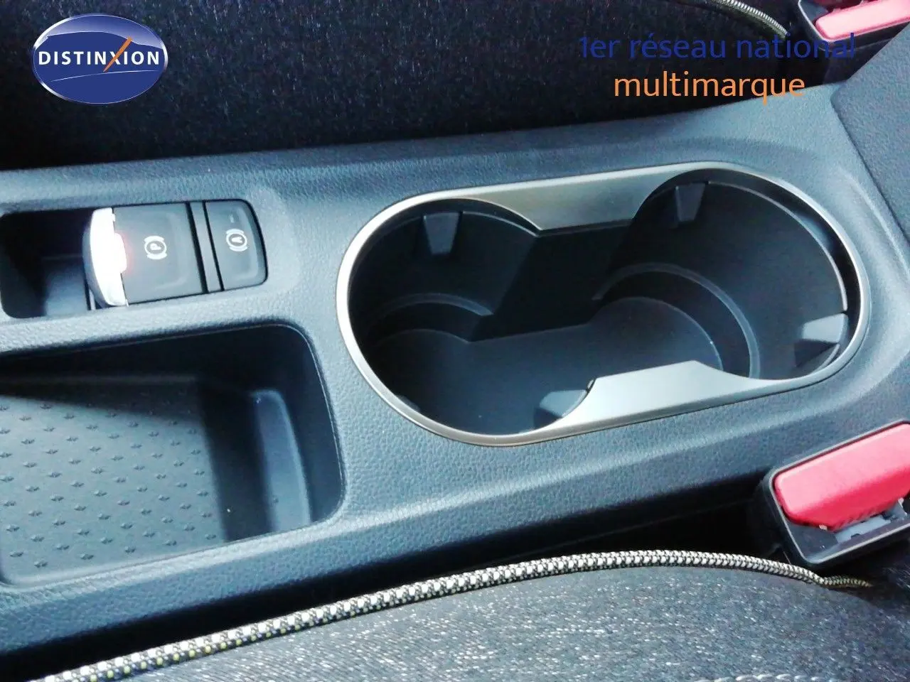 Gros plan sur la console centrale avec porte-gobelets et commande frein à main électrique du Renault Captur noir étoile métal.