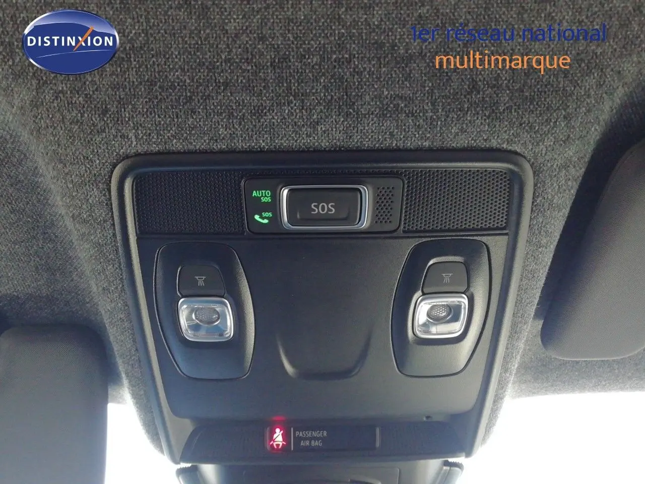 Vue intérieure du plafonnier avec éclairages et bouton SOS du Renault Captur noir étoile métal 2026.