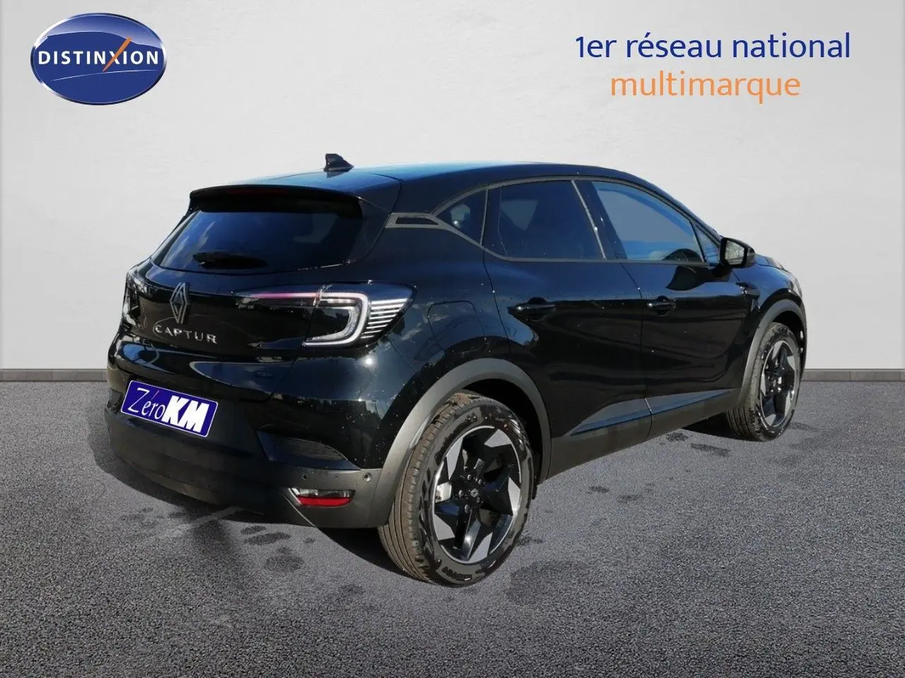 Vue 3/4 arrière droite du Renault Captur noir étoile métal avec jantes noires et détails modernes.
