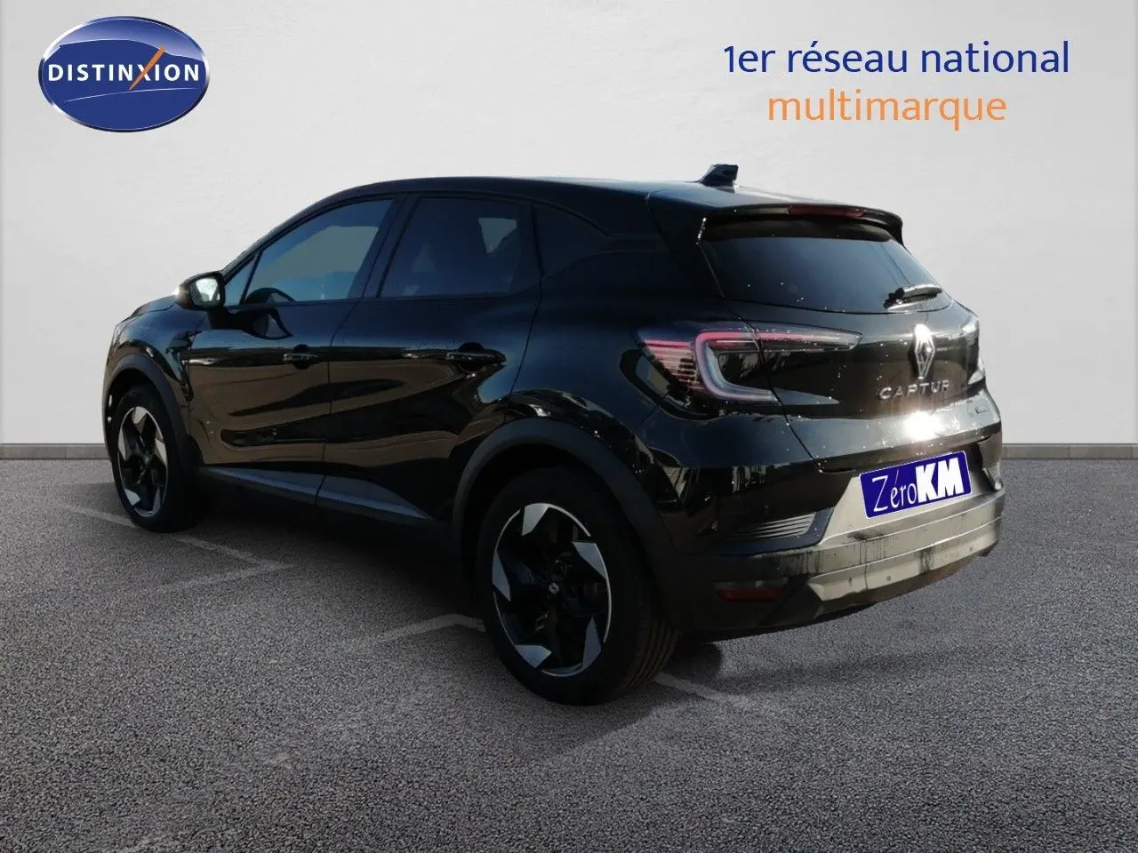 Vue 3/4 arrière droite du Renault Captur E-Tech Full Hybrid noir étoile métal avec jantes bi-ton et feux LED distinctifs.