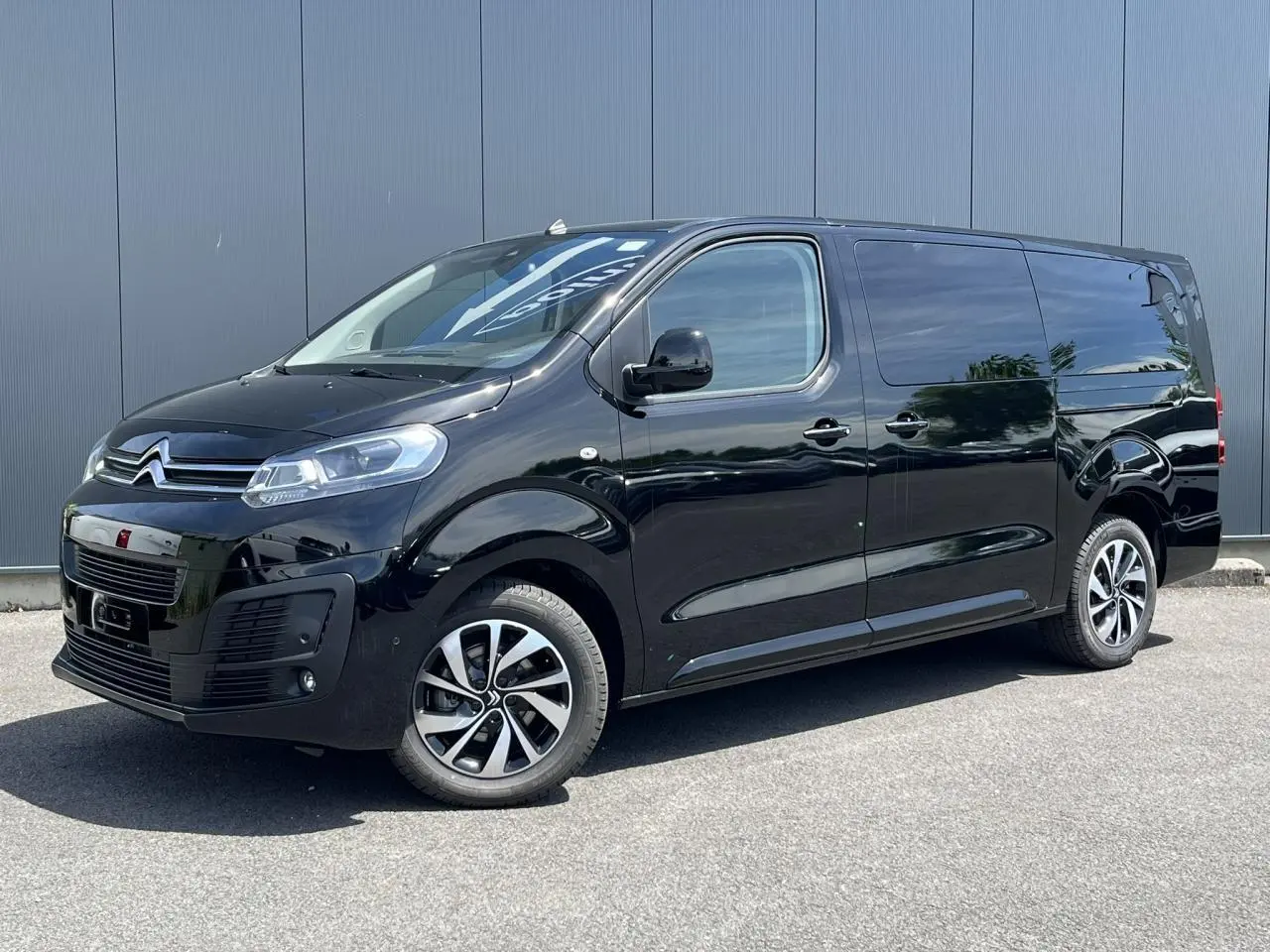 Vue 3/4 avant droit d'un Citroën Spacetourer XL noir perla avec jantes alu et portes latérales vitrées.