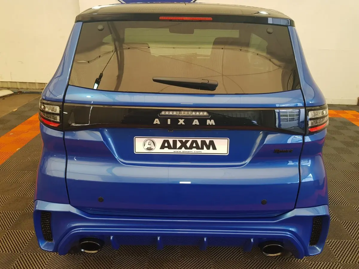 Vue arrière d'une Aixam Ambition 0.5 City Sport bleu avec diffuseur sport et feux arrière à LED.