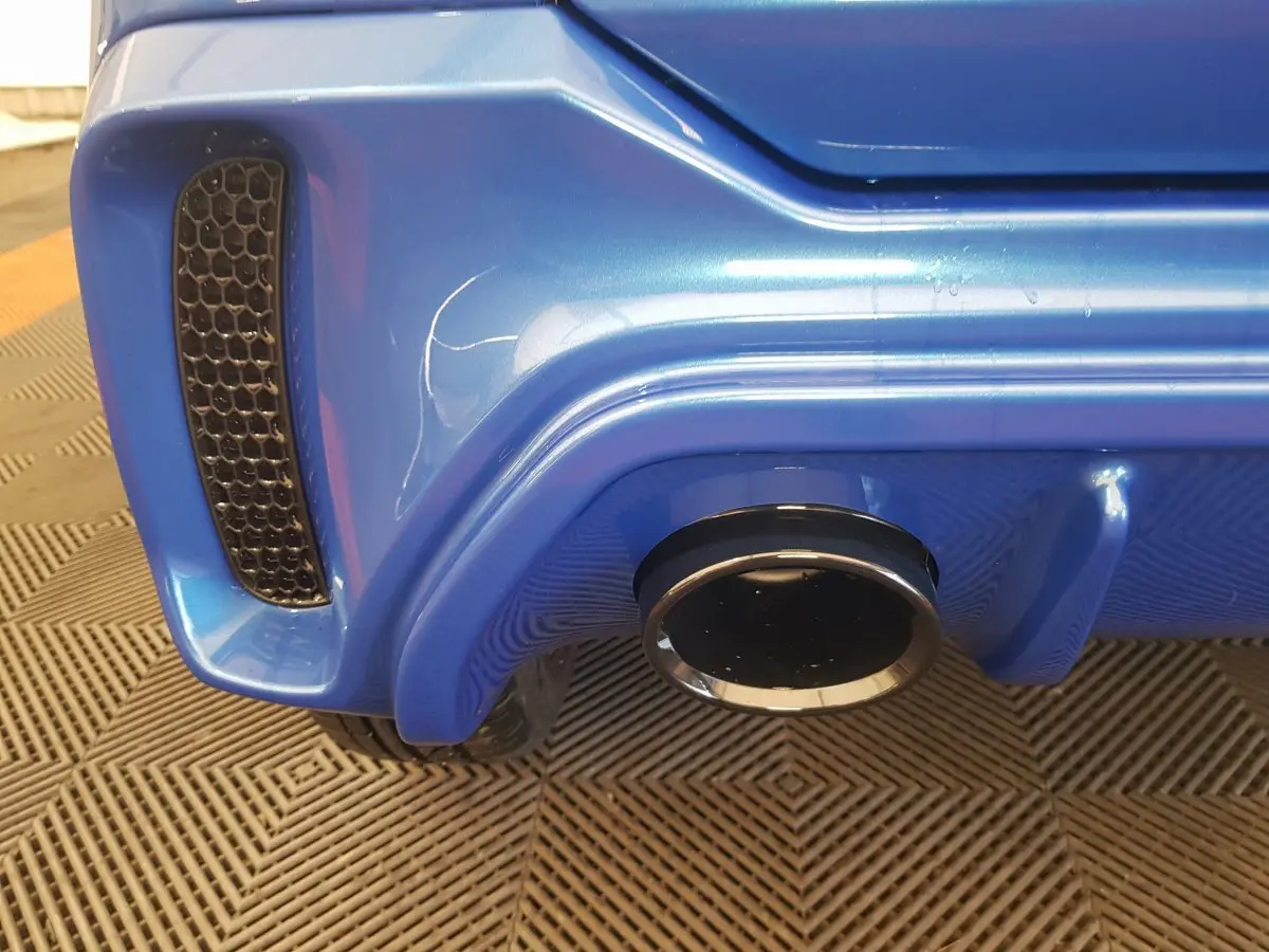 Gros plan sur l’échappement et le diffuseur arrière bleu d’une Aixam Ambition 0.5 City Sport 2026.