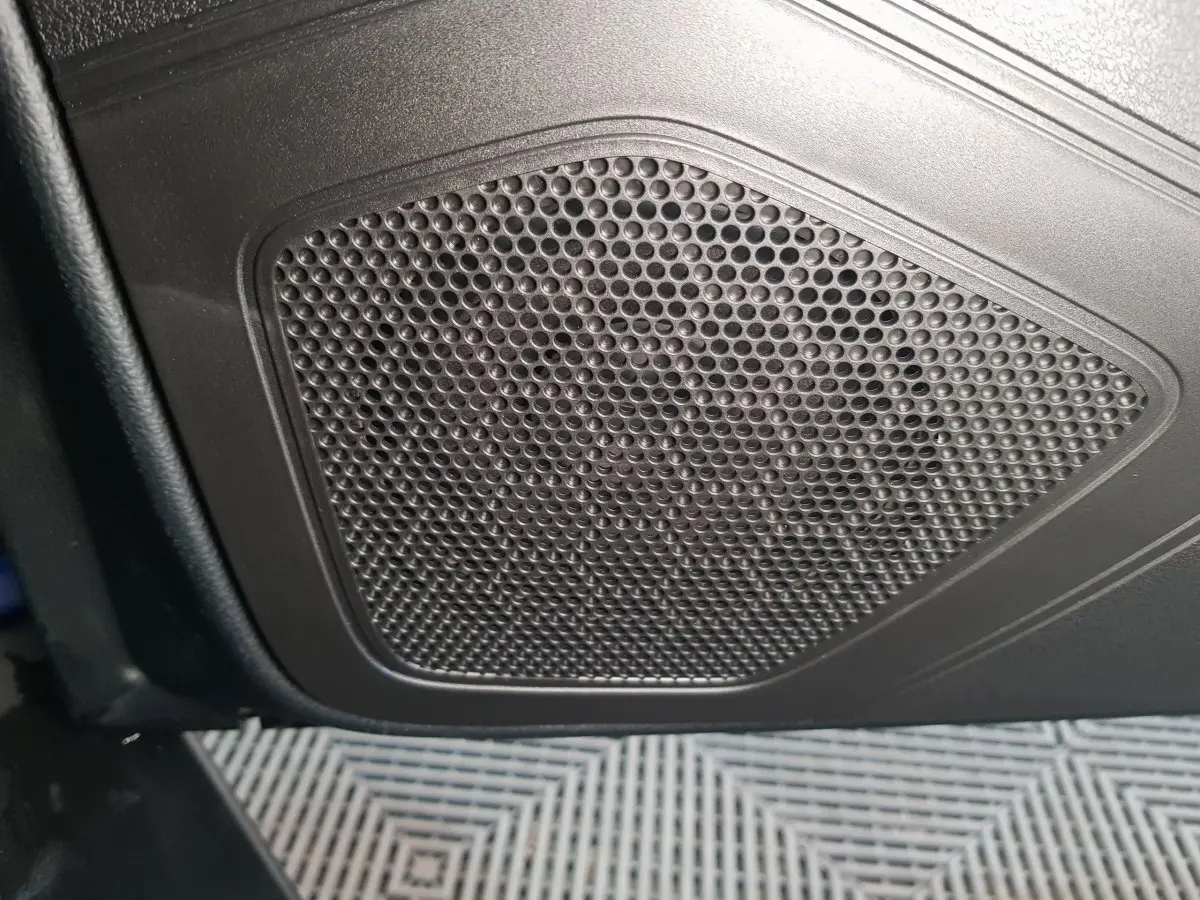 Gros plan sur la grille de haut-parleur noir dans l'habitacle de l'AIXAM Ambition 0.5 City Sport 2026.