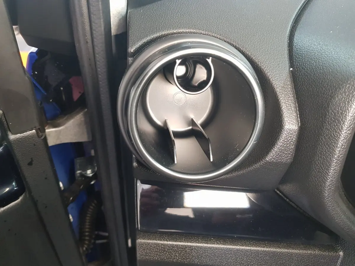 Détail de la sortie d’air ronde côté conducteur de l’AIXAM AMBITION 0.5 CITY SPORT bleu 2026, intérieur noir.