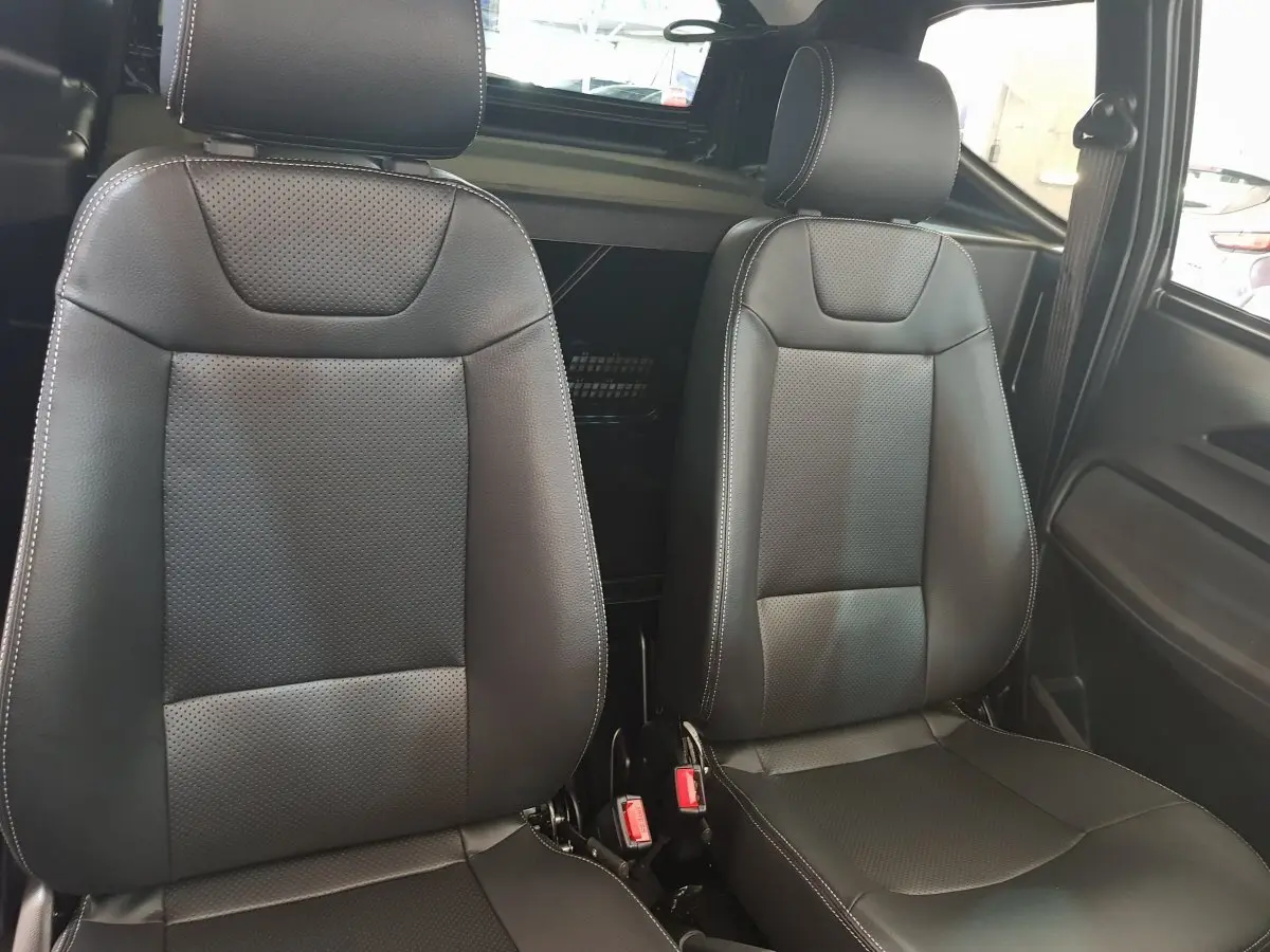 Gros plan sur les sièges avant en cuir noir perforé de l'AIXAM AMBITION 0.5 CITY SPORT 2026.