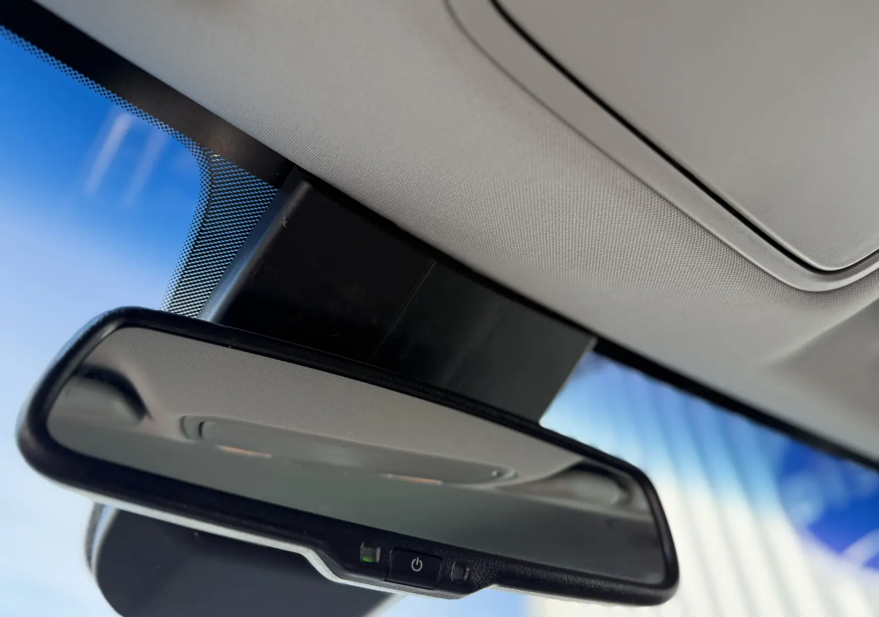 Rétroviseur intérieur de la KIA SPORTAGE 1.6 CRDI 136 Black Edition 2021, vue rapprochée sous le plafond clair.