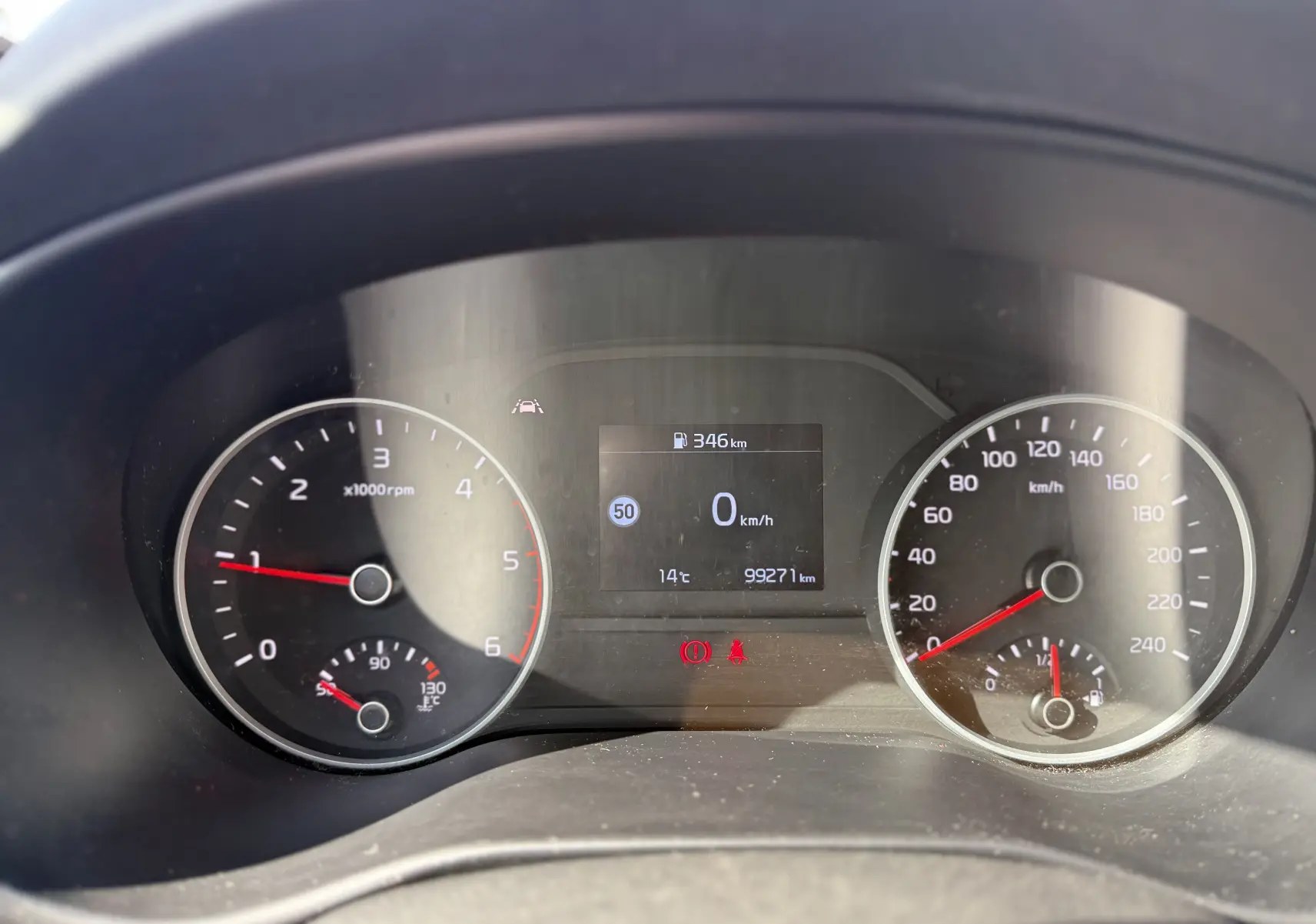 Vue rapprochée du tableau de bord du KIA SPORTAGE 1.6 CRDI bleu, affichant compte-tours, vitesse et température moteur.