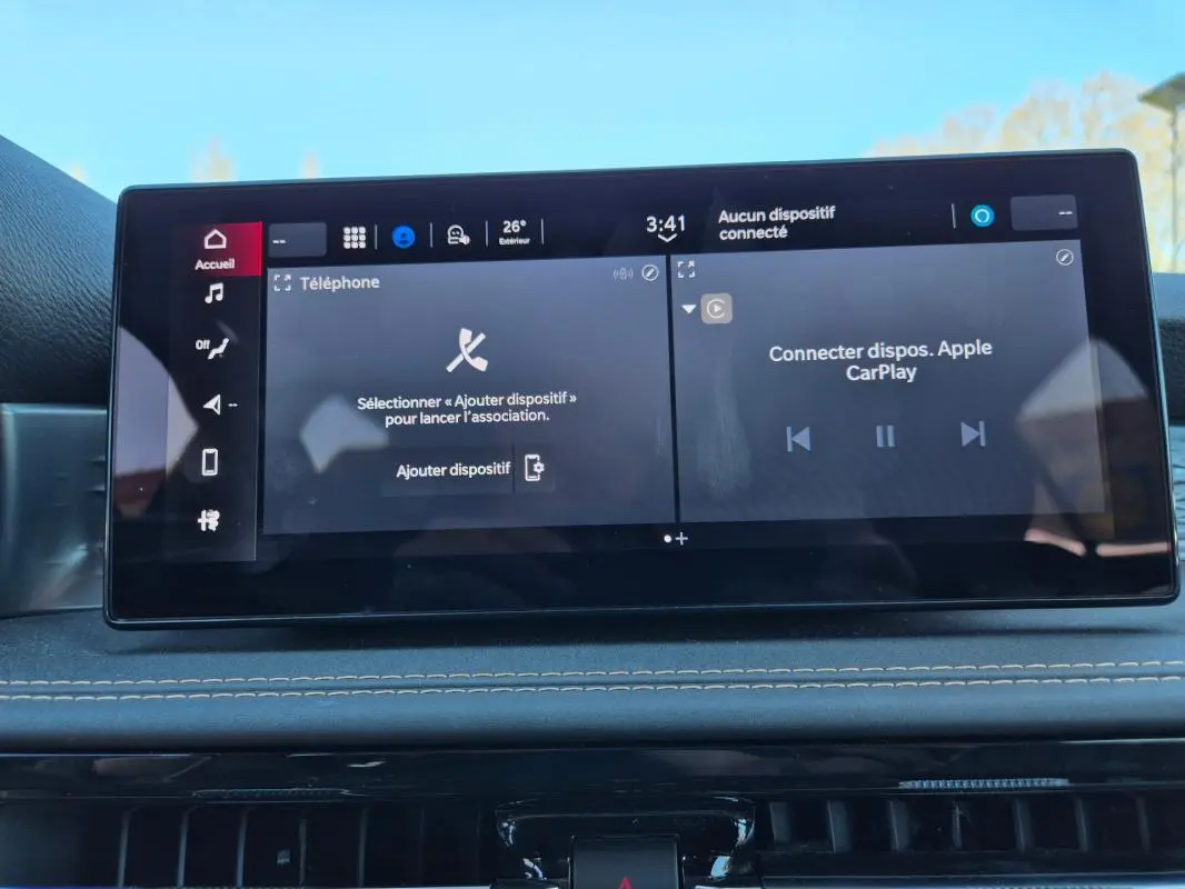 Écran tactile central de l'Alfa Romeo Tonale 2025 affichant la connexion Apple CarPlay et les options téléphone.