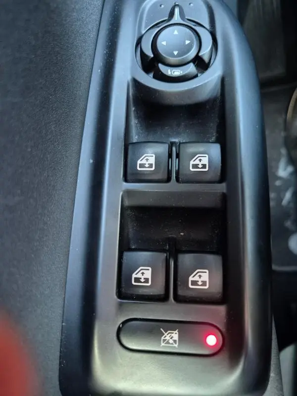 Gros plan sur les commandes de lève-vitres et réglage des rétroviseurs dans l'habitacle noir de l'Alfa Romeo Tonale 2025.