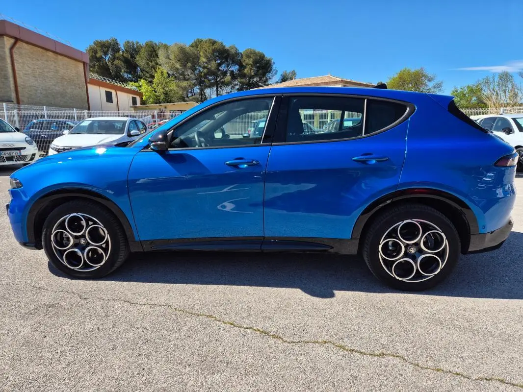 Vue latérale droite de l'Alfa Romeo Tonale bleu 2025 avec jantes alliage 18 pouces et lignes dynamiques.