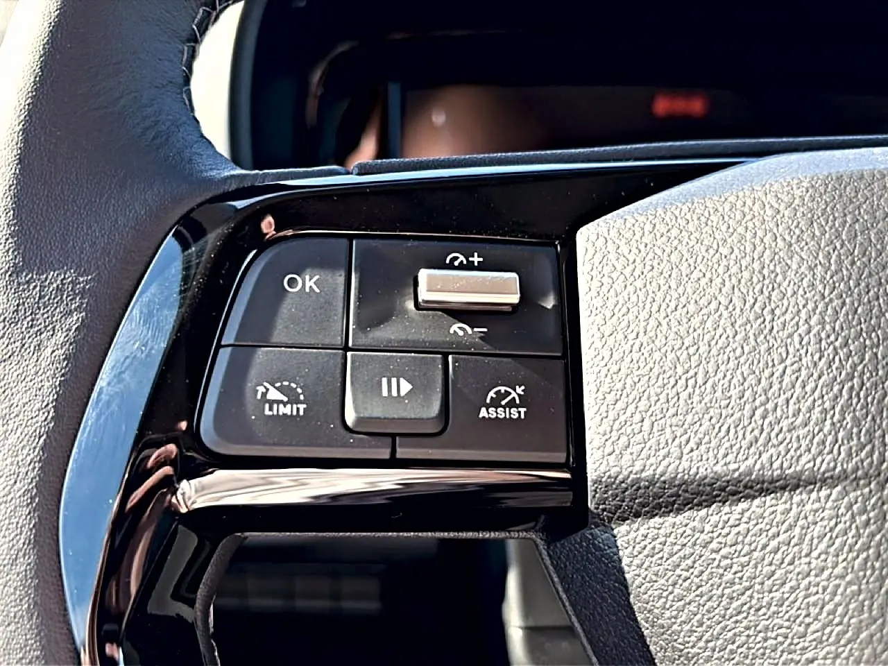 Gros plan sur les commandes du volant multifonction en cuir du Citroën Berlingo 2026, finition Steel Grey.