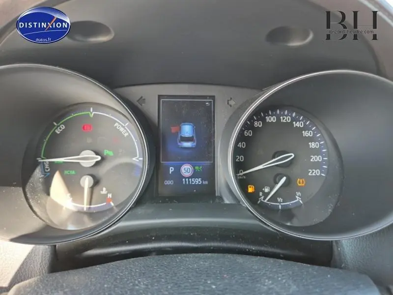 Tableau de bord du Toyota C-HR gris aluminium 2019, affichant 111595 km et indicateurs hybrides actifs.