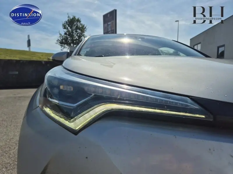 Gros plan sur le phare avant gauche du Toyota C-HR gris aluminium 2019, soulignant son design LED distinctif.