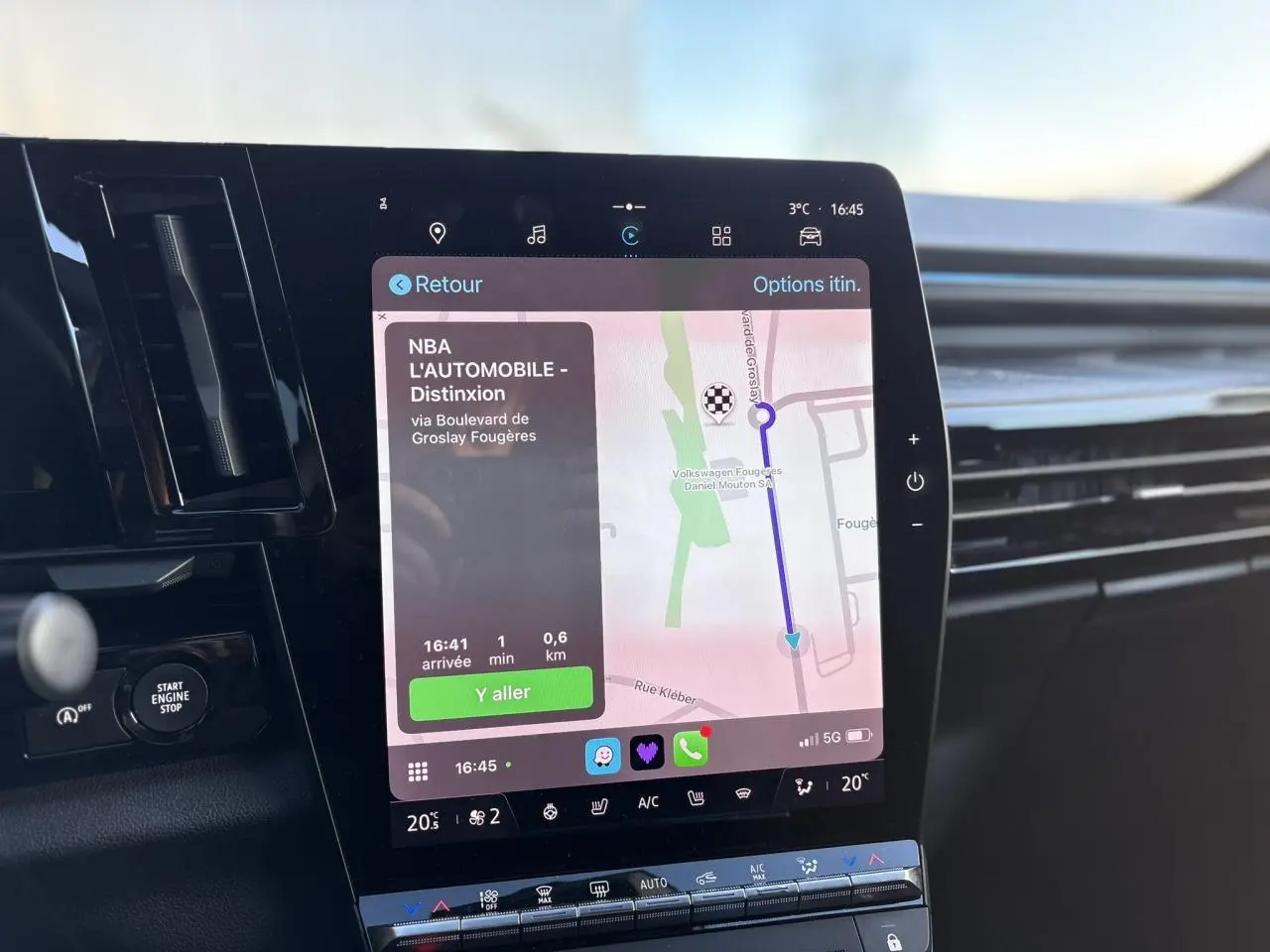 Écran tactile central du Renault Austral 2023 affichant la navigation, entouré de la console noire brillante