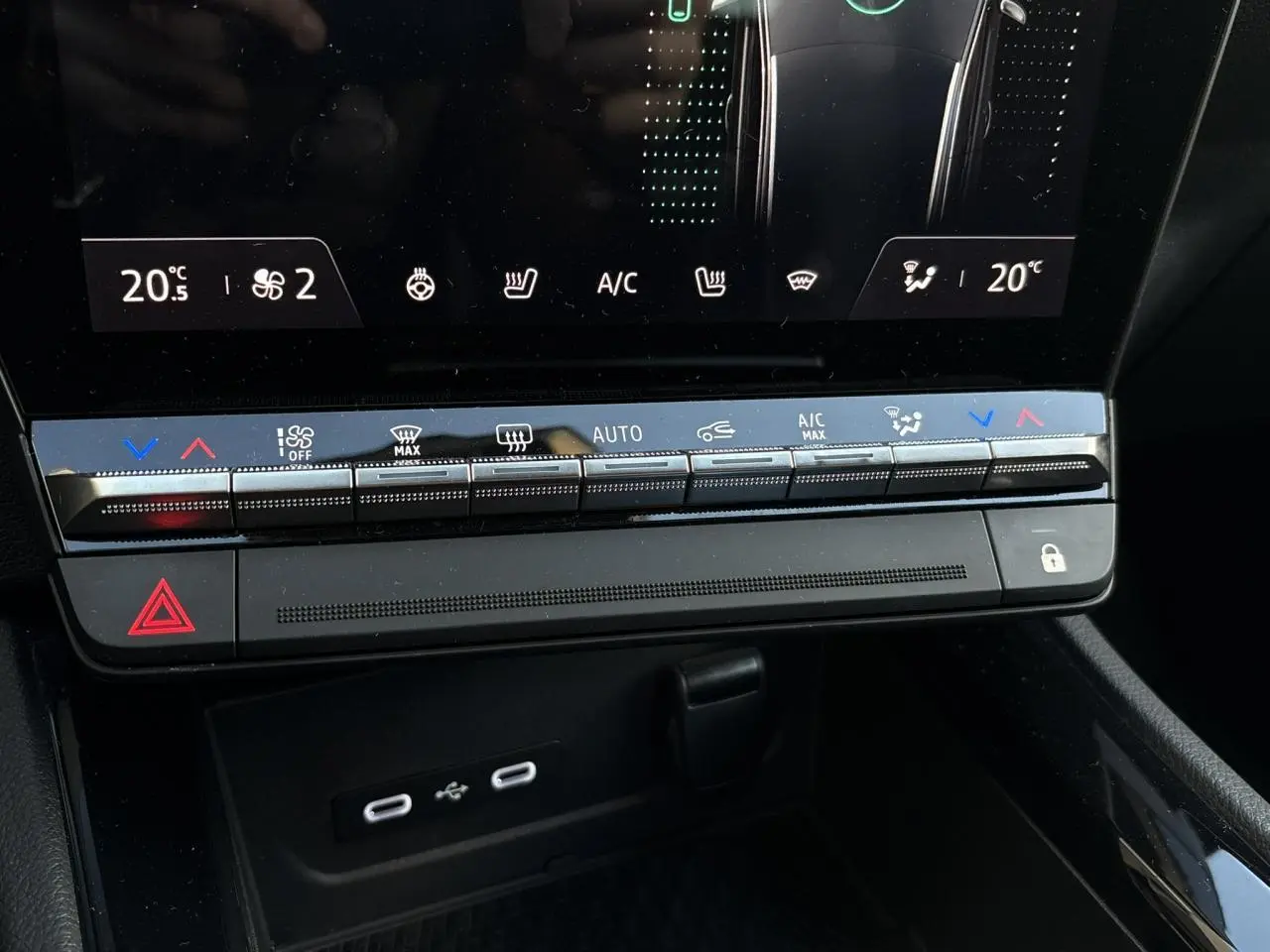 Gros plan sur la console centrale du Renault Austral 2023, avec commandes climatisation et ports USB visibles.