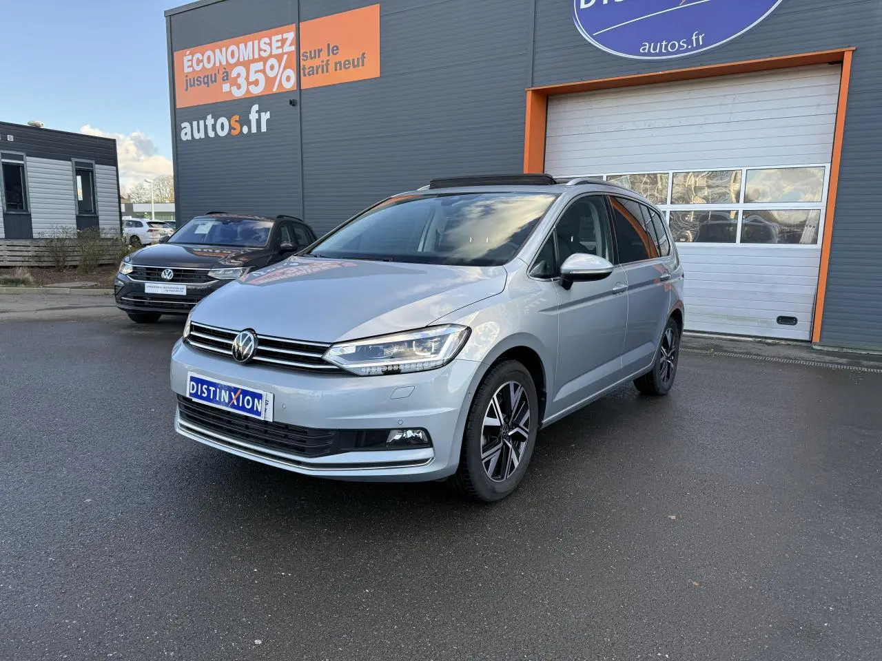 Volkswagen Touran argent Dolomite en 3/4 avant droit avec jantes alliage et toit ouvrant panoramique visible