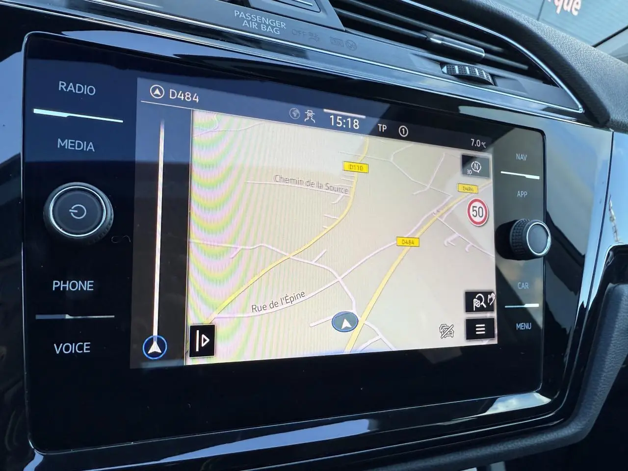 Gros plan sur l'écran tactile 8 pouces du système de navigation du Volkswagen Touran 2025, finition Style.