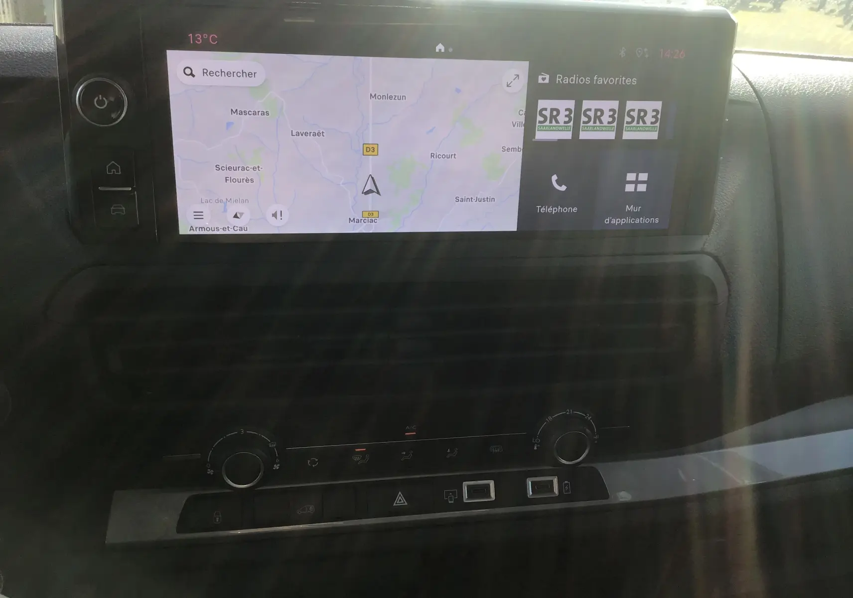 Vue rapprochée de l’écran tactile central du Fiat Scudo Fourgon blanc 2024 avec navigation et commandes climatisation.