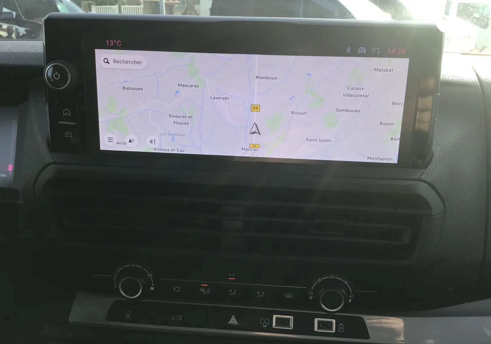 Vue rapprochée de l’écran tactile central du Fiat Scudo Fourgon blanc 2024, affichant la navigation GPS.