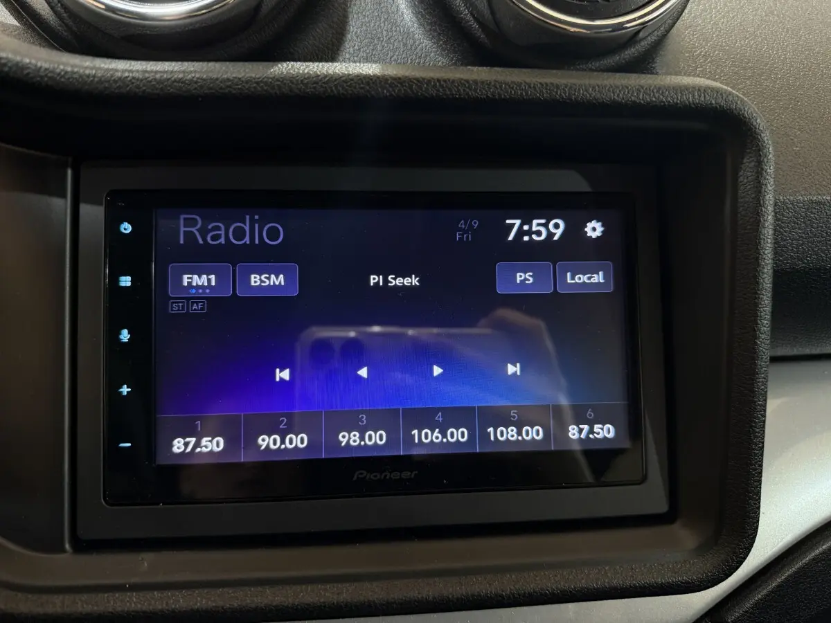 Écran tactile radio Pioneer dans l'habitacle de l'Aixam Ambition 0.5 Crossover Premium, vue rapprochée.
