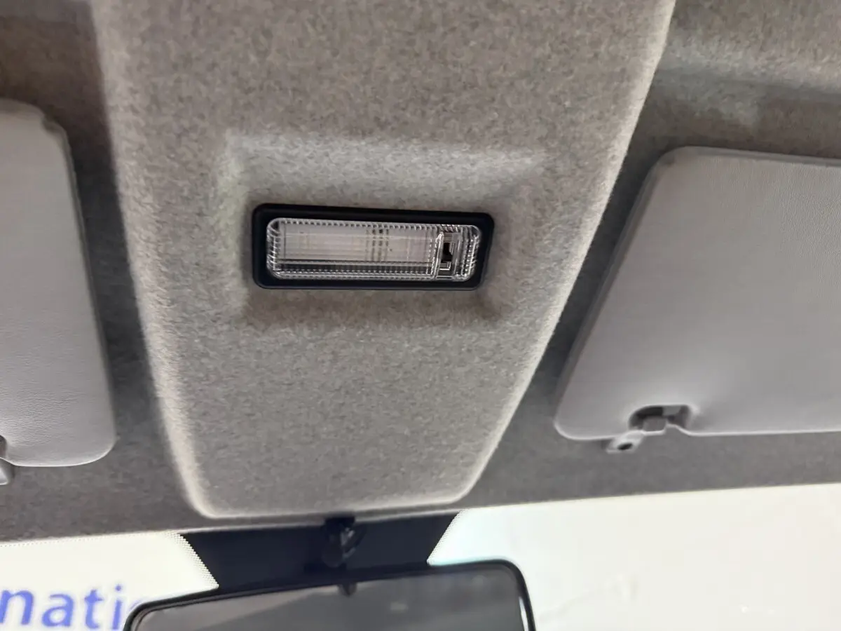 Plafonnier intérieur avec éclairage central et pare-soleil gris clair dans l'Aixam Ambition 0.5 Crossover Premium 2026.