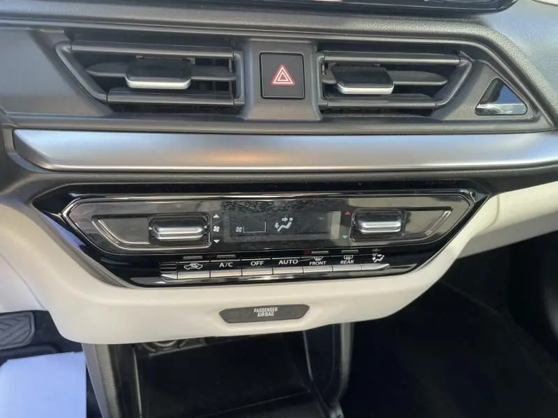 Détail du tableau de bord de la Suzuki Swift 2024, montrant la console de climatisation avec commandes tactiles noires.