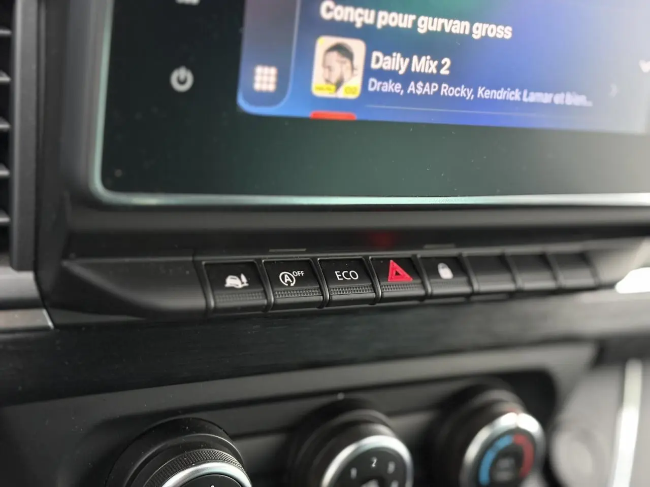 Boutons de commande de la console centrale du Nissan Primastar Combi noir métal, avec fonction éco et alerte.