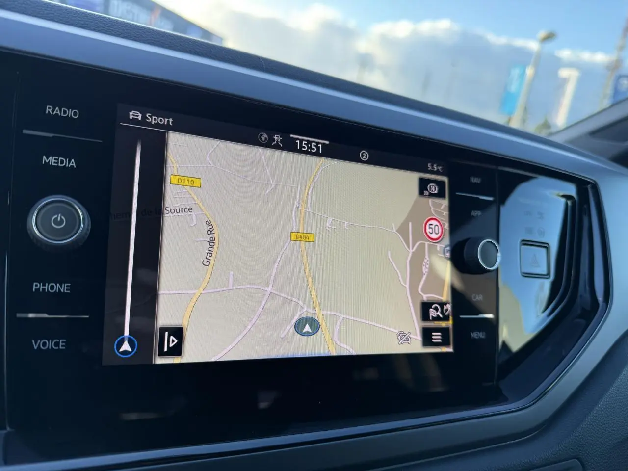 Écran tactile central du Volkswagen Taigo 2025 affichant la navigation avec commandes multimédia autour.