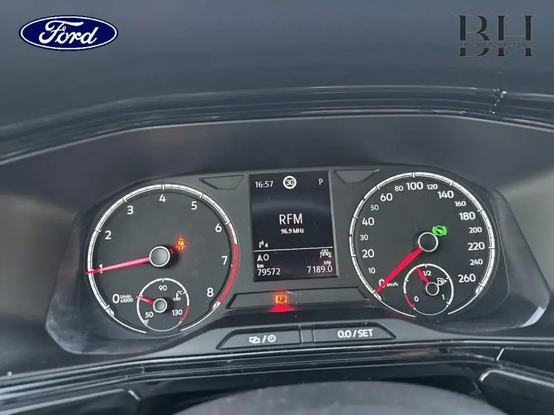 Tableau de bord du Volkswagen T-cross 2022 avec compteurs analogiques et écran multifonction central allumé