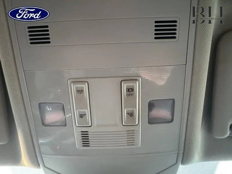 Panneau de commandes d'éclairage intérieur gris clair vu de dessous dans un Volkswagen T-Cross noir nacré 2022