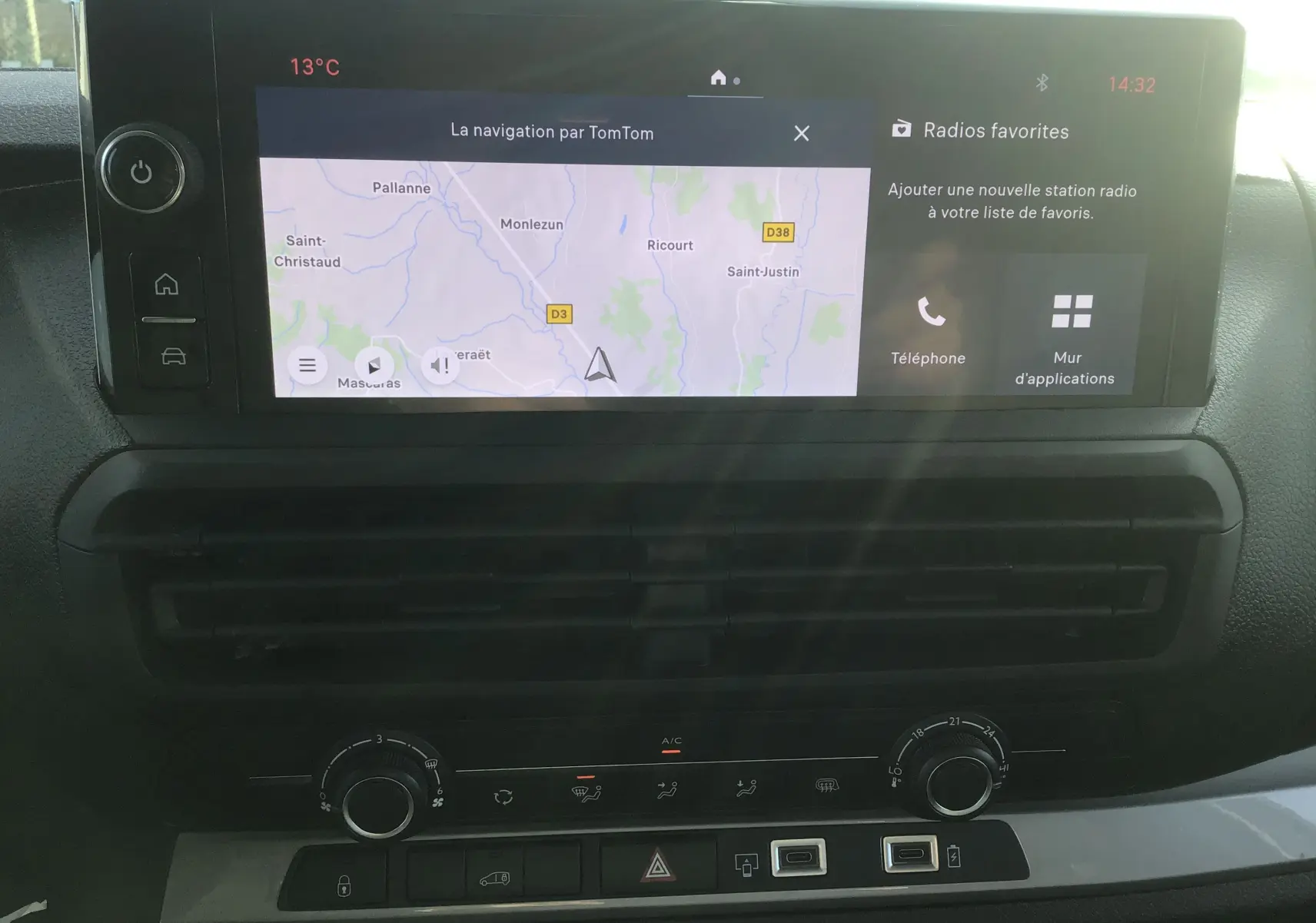 Vue rapprochée de l'écran tactile central du Fiat Scudo Fourgon blanc 2024, affichant la navigation TomTom et les commandes climatisation.