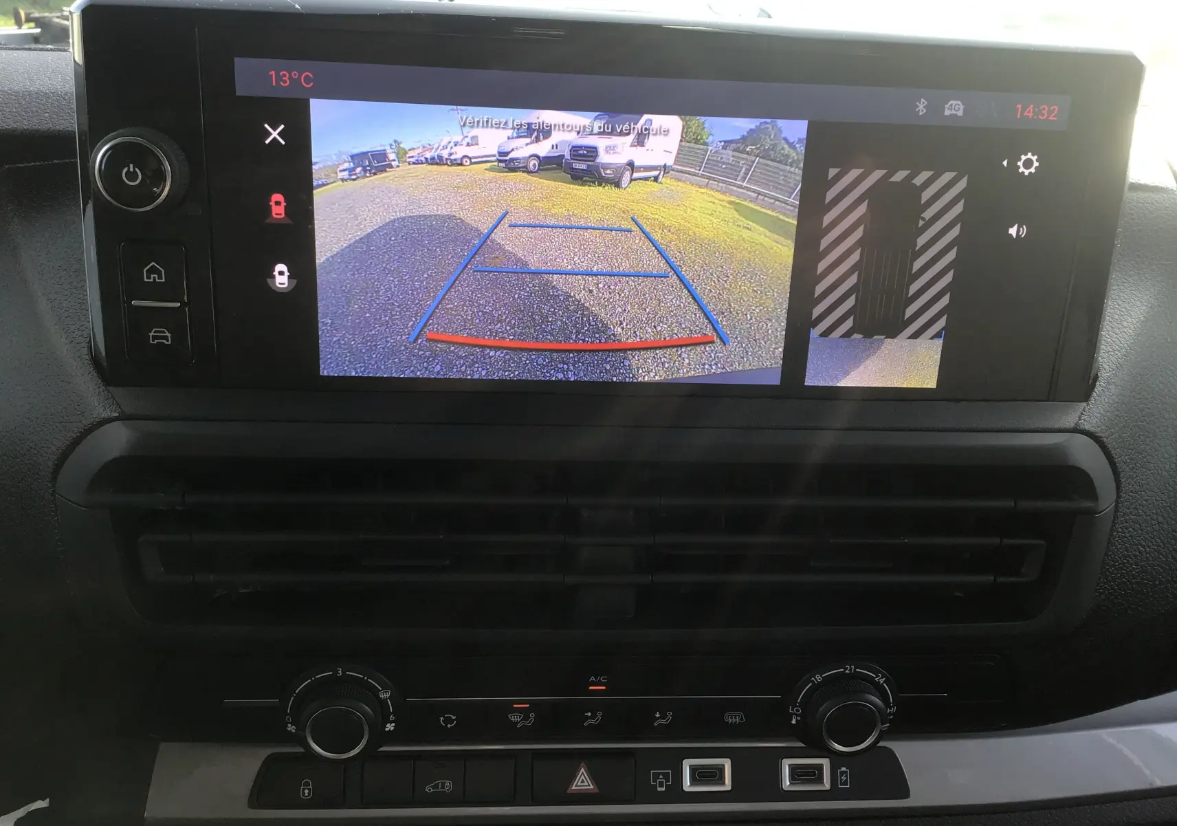 Écran central du tableau de bord du Fiat Scudo Fourgon blanc 2024 affichant la caméra de recul avec guidage.