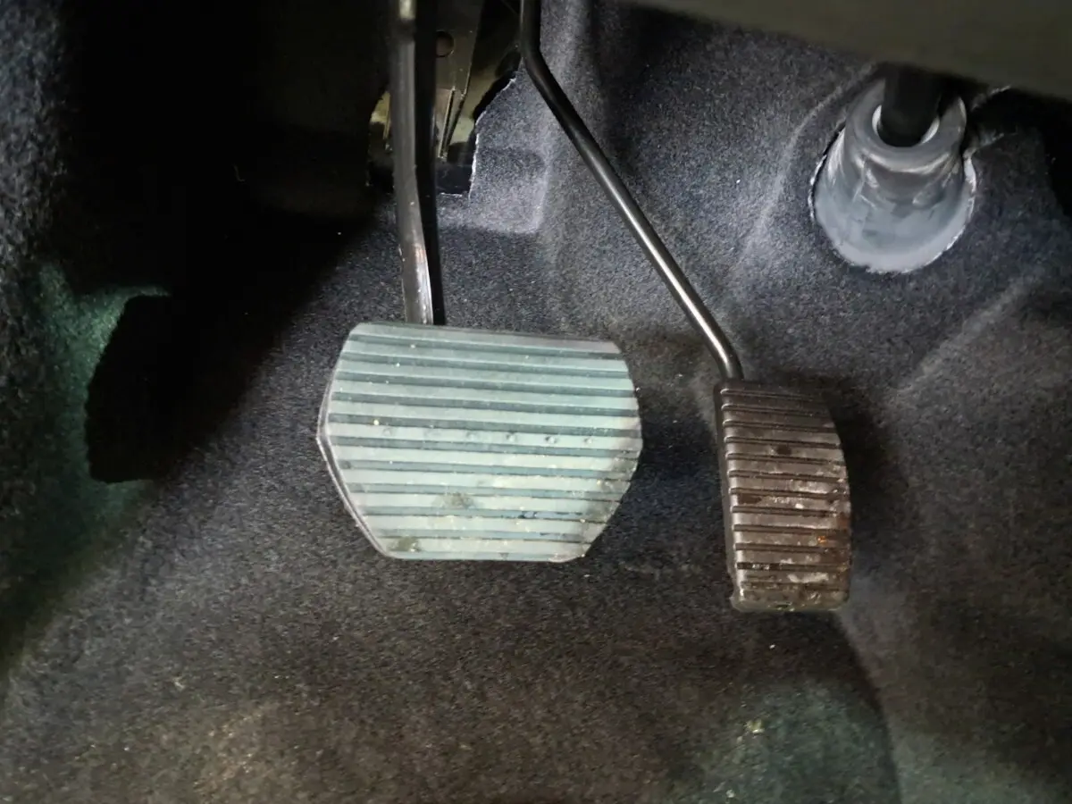 Gros plan sur les pédales d’accélérateur et de frein dans l’habitacle de l’AIXAM AMBITION 0.5 CITY COUPE GTI 2026.