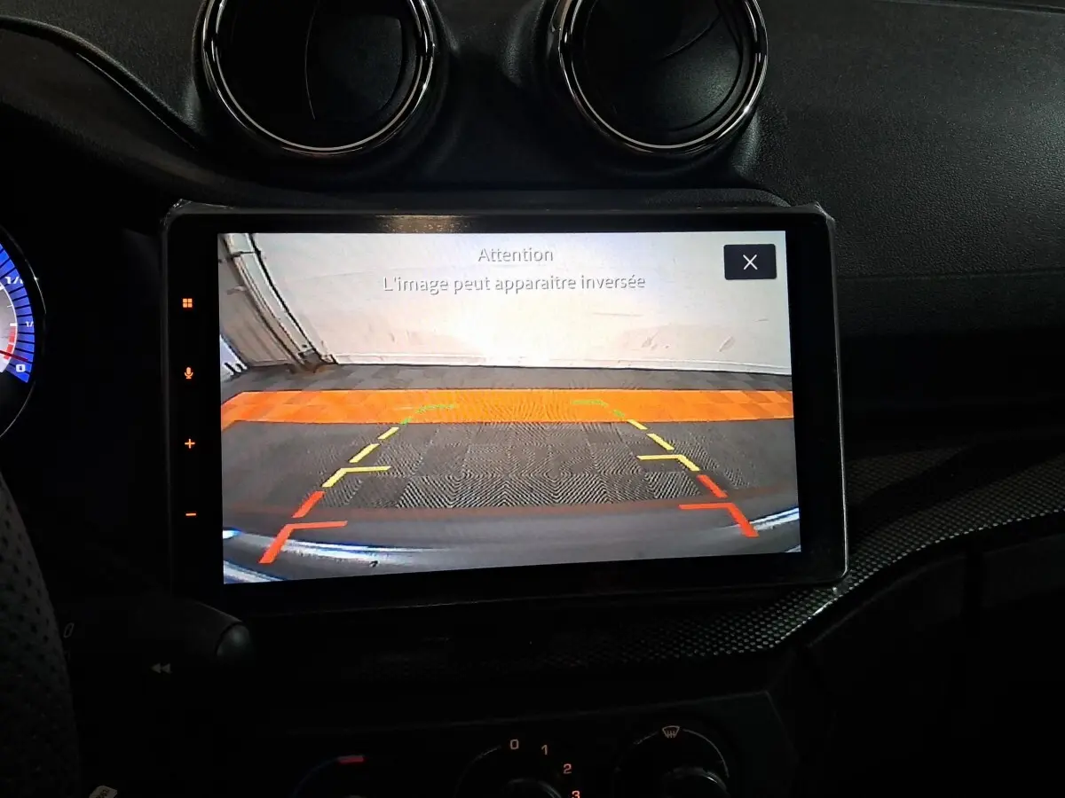 Écran intérieur montrant la caméra de recul côté conducteur de l'AIXAM Ambition 0.5 City Coupe GTI blanc 2026.