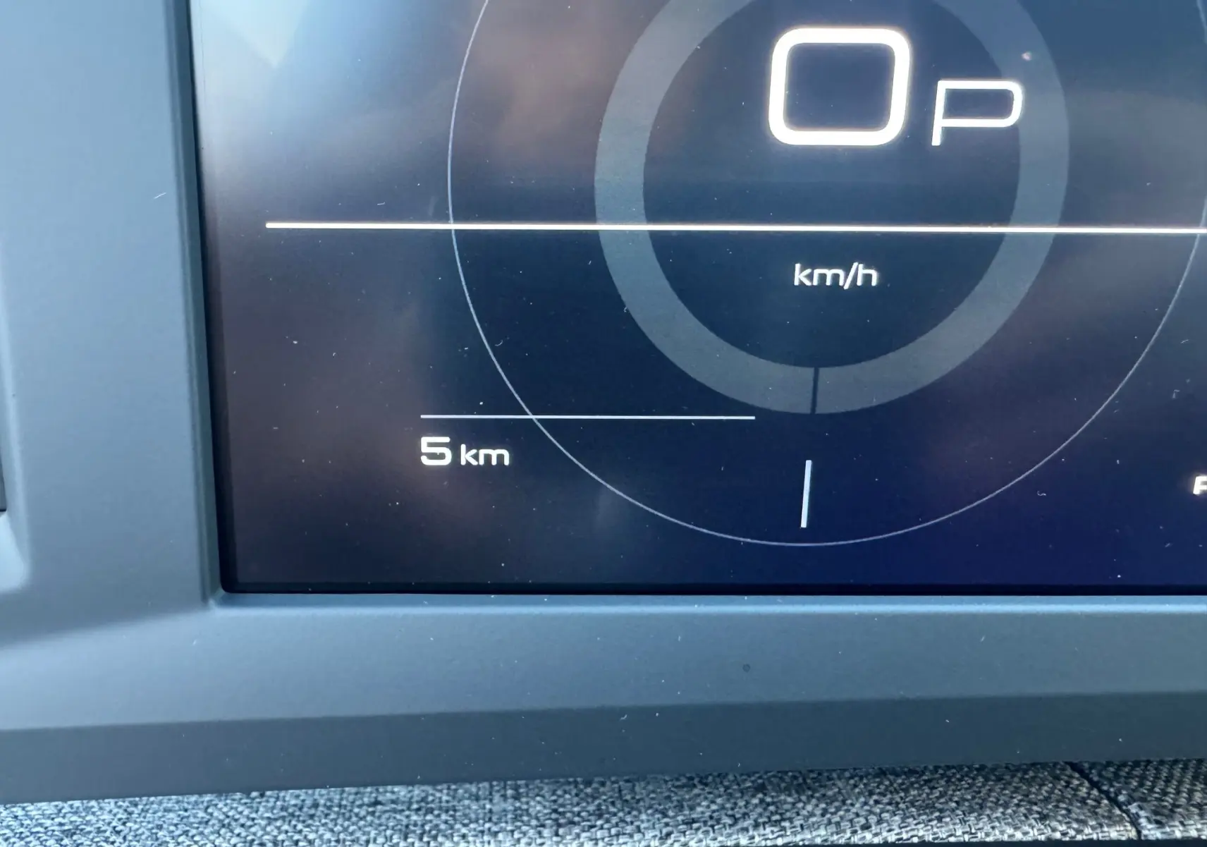Détail du tableau de bord numérique du Peugeot 3008 Hybrid 136ch, affichant 0 km/h et 5 km au compteur.