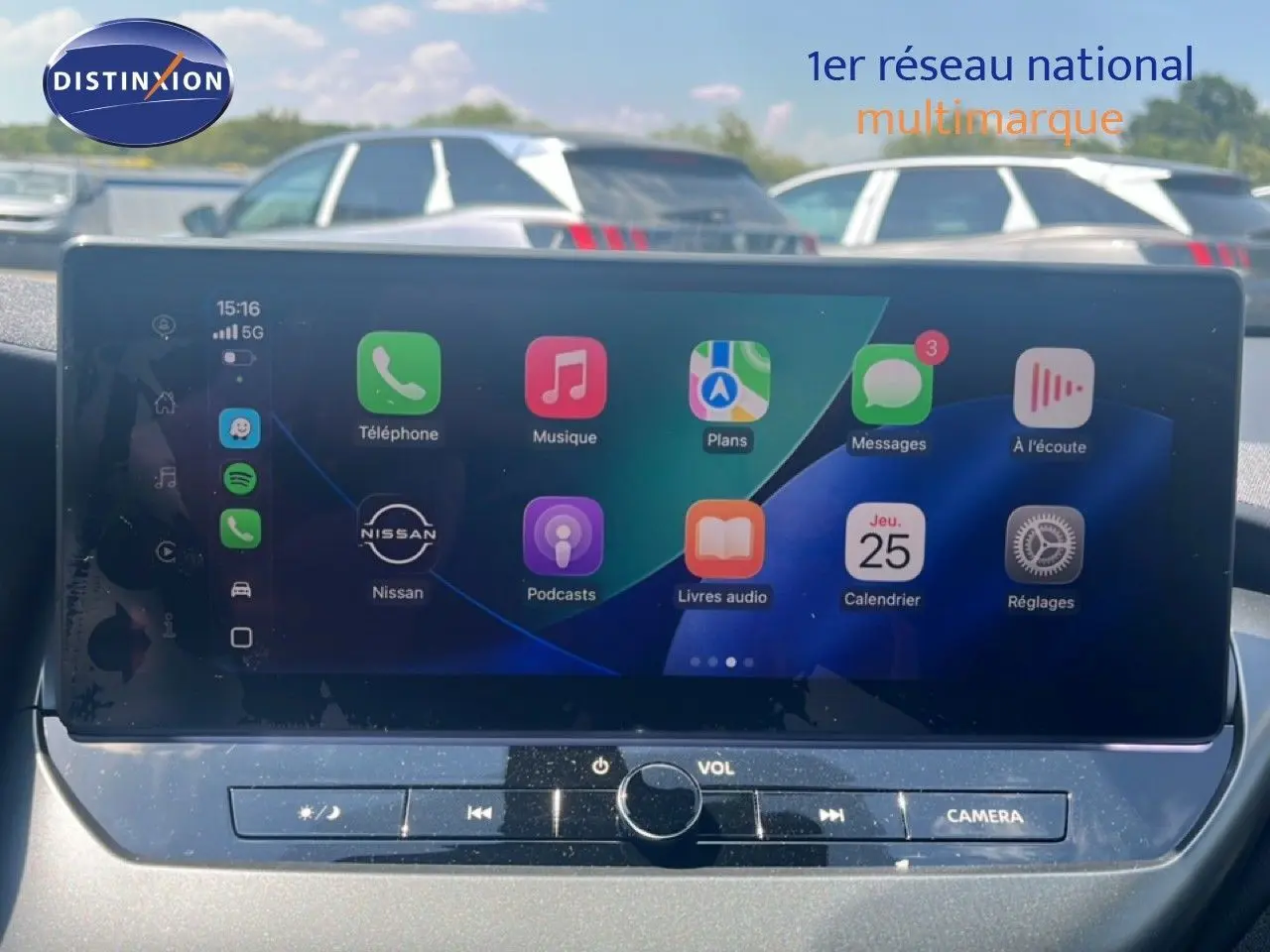 Écran tactile central du Nissan Juke Hybrid 2025 affichant les applications de navigation et multimédia, intérieur noir.