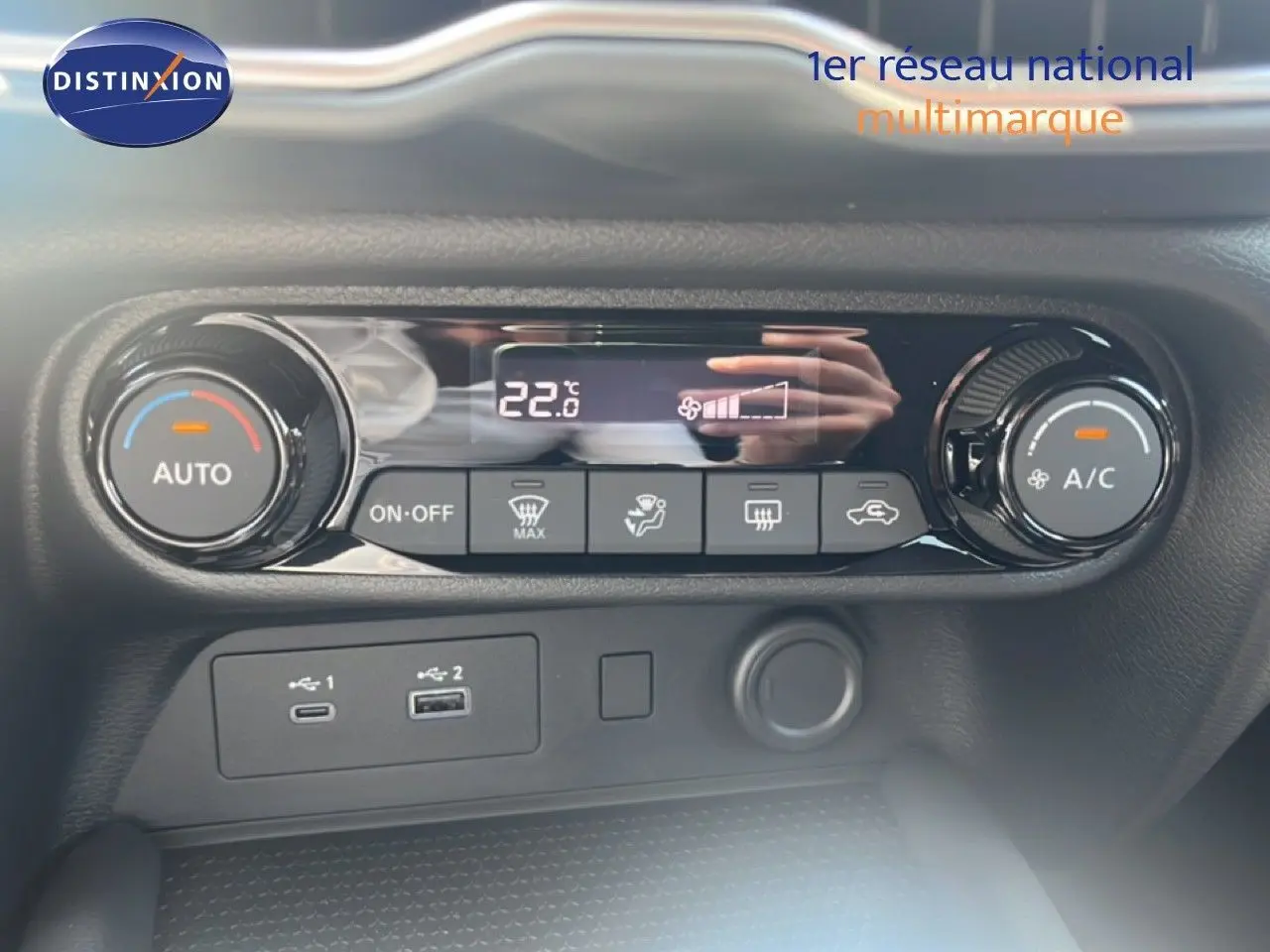 Détail de la console de climatisation automatique avec affichage digital et ports USB du Nissan Juke gris Squale Metal.