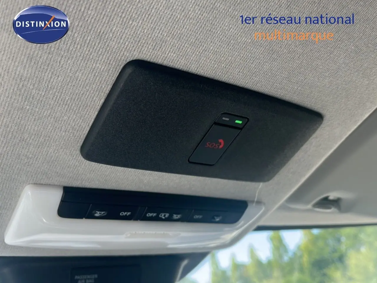 Détail du plafonnier avec bouton SOS et commandes d’éclairage dans l’habitacle du Nissan Juke gris squale métal.