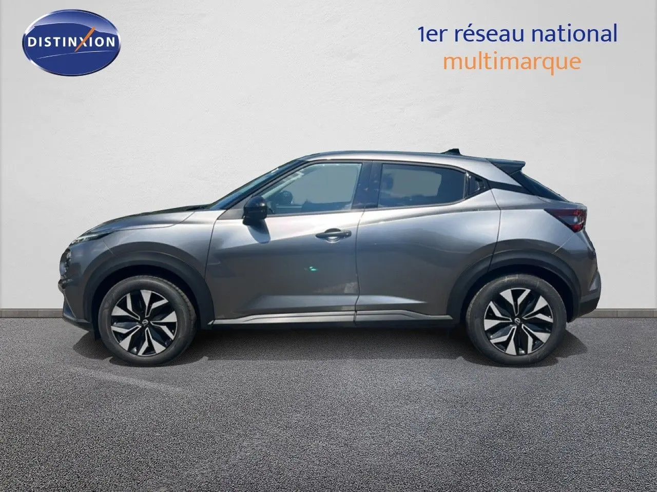 Profil droit du Nissan Juke 2025 gris squale métal, soulignant ses jantes noires et design compact urbain.