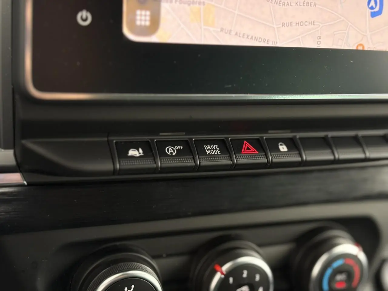Gros plan sur les commandes centrales du tableau de bord du Nissan Primastar Combi noir métal 2025.