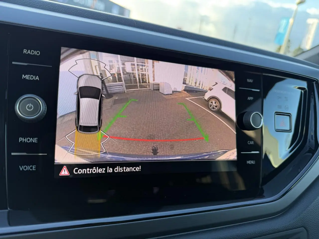 Écran de caméra de recul du Volkswagen Taigo 2025 montrant l'arrière et les aides au stationnement.