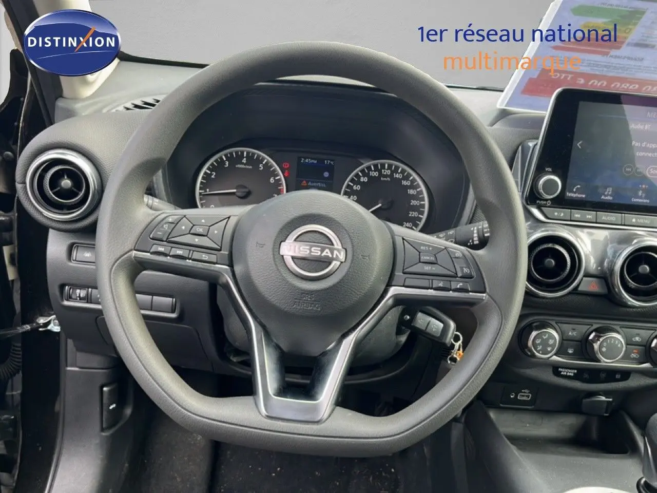 Vue intérieure centrée sur le volant Nissan Juke 2023 noir métal avec tableau de bord et écran tactile.